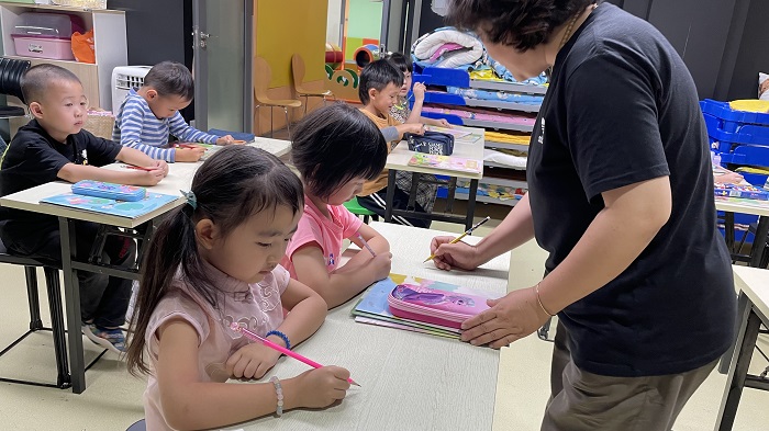 芒果豆老师在教幼小衔接班的宝宝学画画