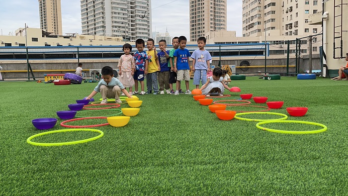 1749520424210698.jpg 孩子们在操场上做游戏