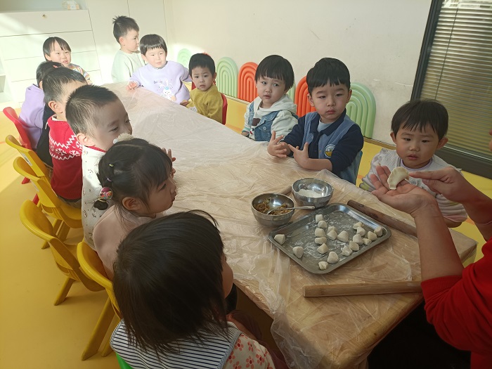 1749520450849902.jpg 冬至节孩子们自己动手包饺子