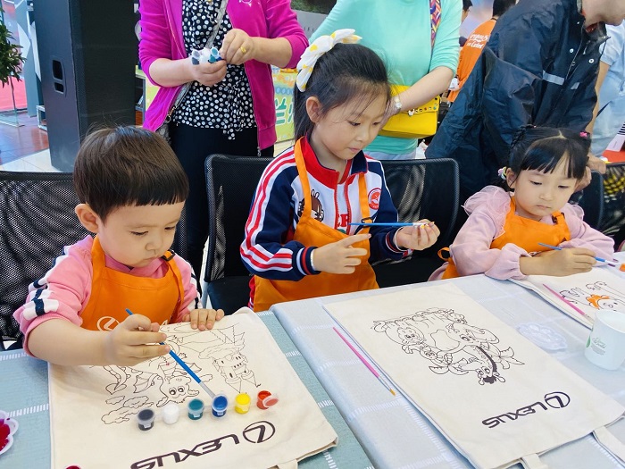 1764296500172003.jpg 2岁叛逆期通关攻略:读懂这几点,带娃轻松一大半