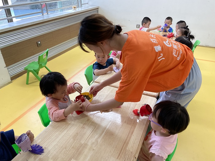 1767406655181229.jpg 孩子们自己做手工