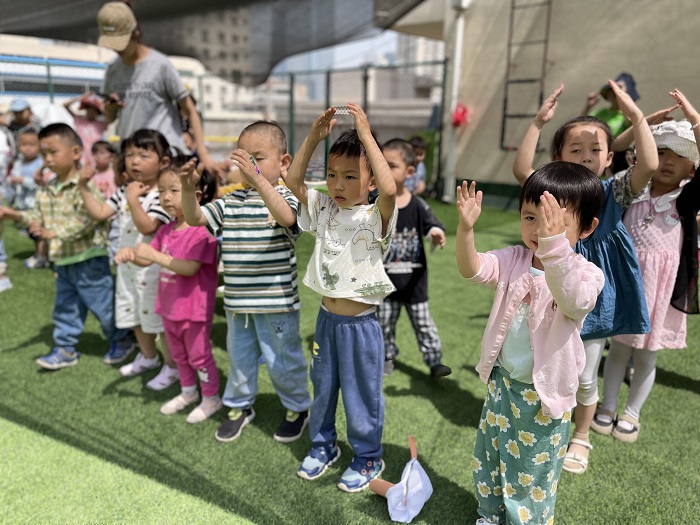 1767406668180331.jpg 一起在操场上活动