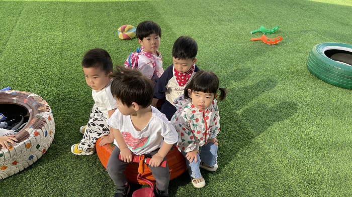 1770337091734958.jpg 豆豆班的小朋友在操场玩耍