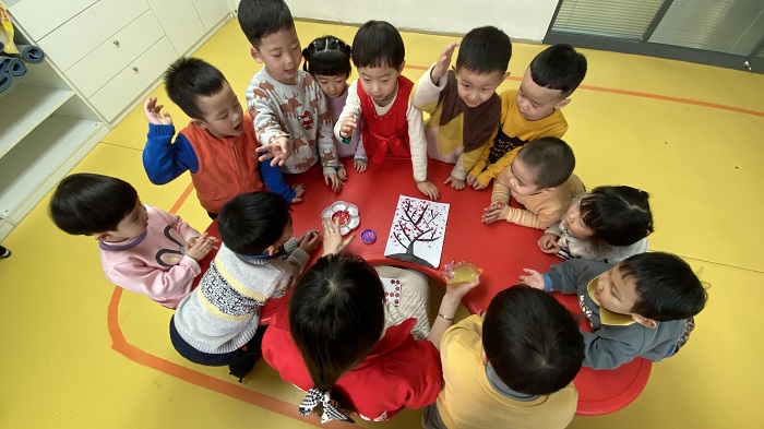 和老师一起给小树穿个漂亮的花衣服