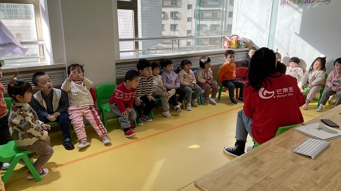 和小朋友一起上课啦