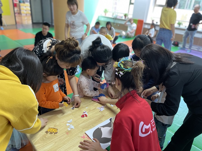 宝贝和爸爸妈妈一起做手工