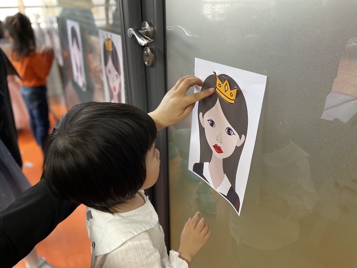 母亲节宝贝为妈妈送上皇冠